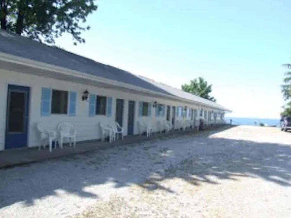 row of cottage motels in geneva on the lake